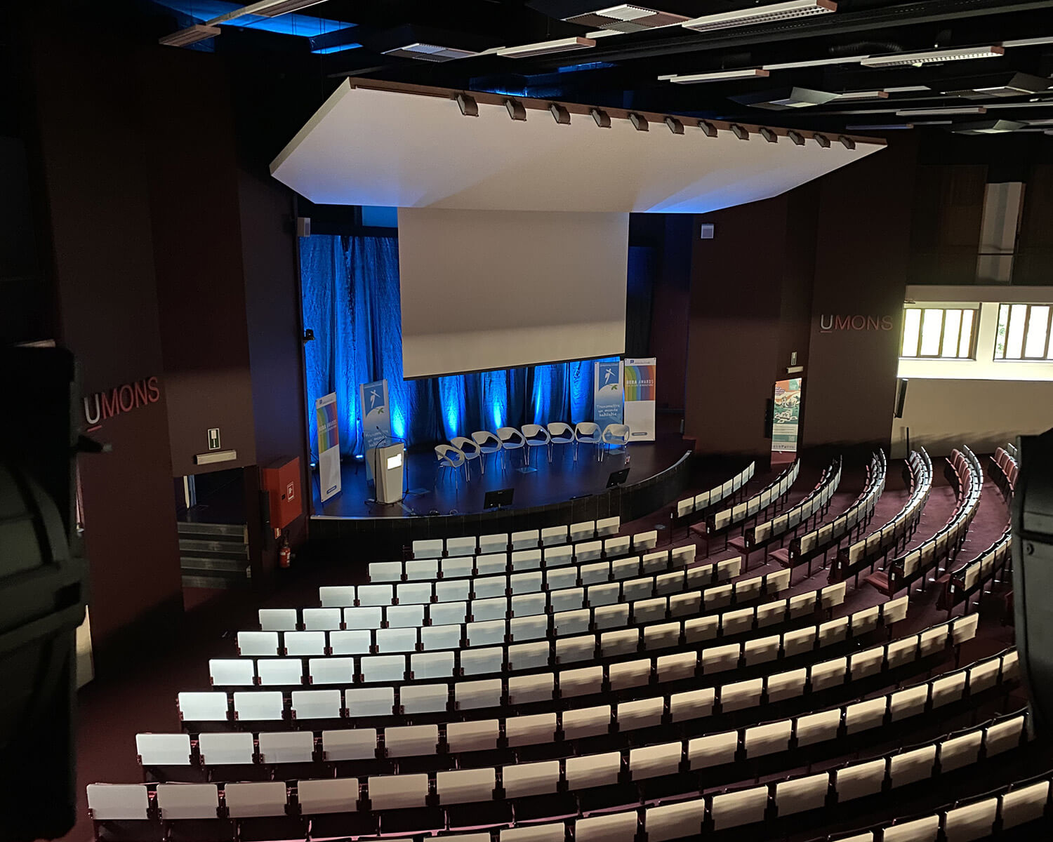 Omega Productions - Amphithéâtre de l'université de Mons équipé de nos équipements audiovisuels